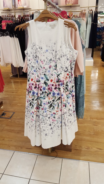 What are the rules for wedding guest dresses?