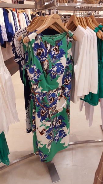 What are the rules for wedding guest dresses?