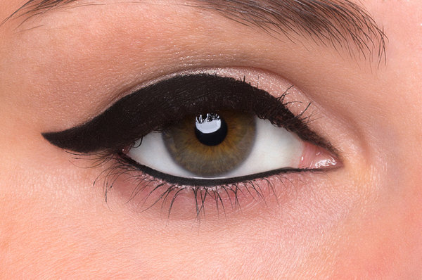 Tell me your foolproof winged eyeliner hacks please!