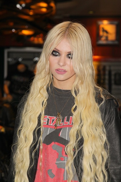 Dd13 wants to dye her blonde hair black