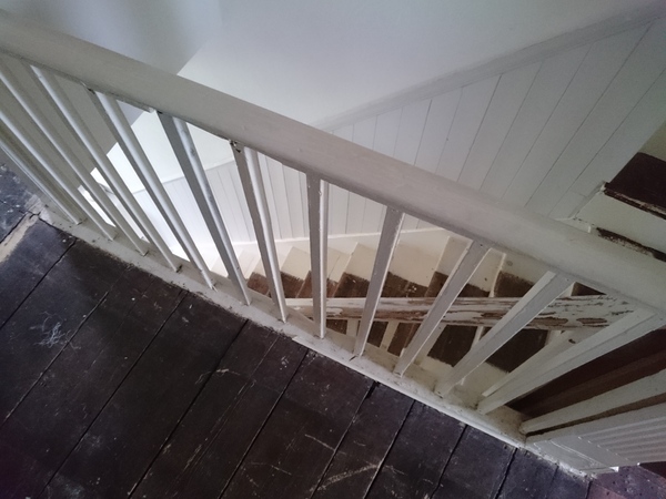 8 months pregnant - dangerous stairscase?