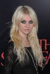 Dd13 wants to dye her blonde hair black
