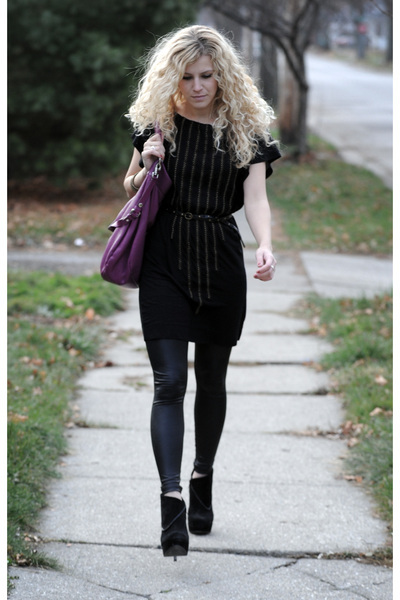 are dresses with black leggings unfashionable?