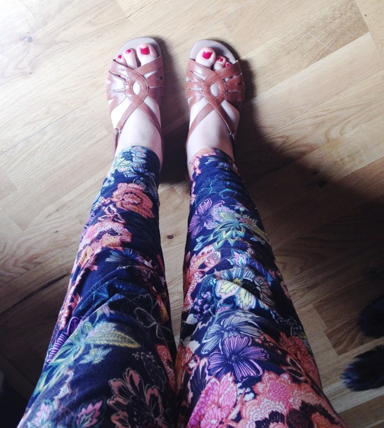 Oh dear god I want comfy sandals.