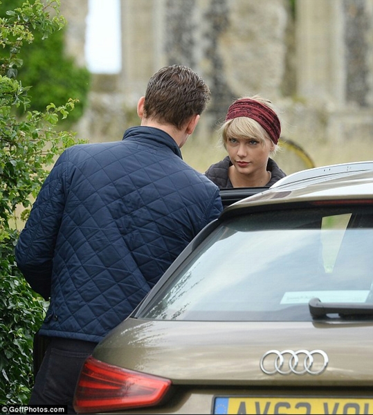 Tom Hiddleston dating Taylor Swift