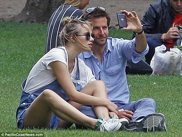 Tom Hiddleston dating Taylor Swift