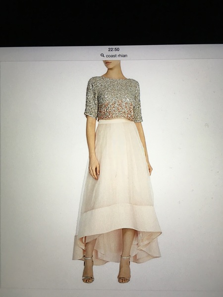 how would you accessorise this outfit?