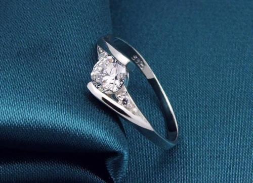 AIBU to not want a diamond ring?
