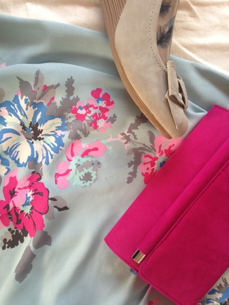 Dyeing light grey suede wedges hot pink