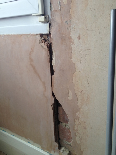 Whats this board type under the plaster? (Pic included)