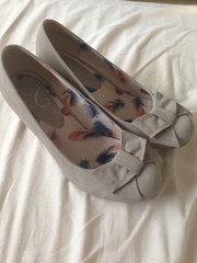 Dyeing light grey suede wedges hot pink
