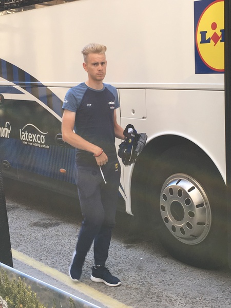 Vuelta A Espana 2016 the MN Peloton contemplates another glass of Rioja to go with the tapas
