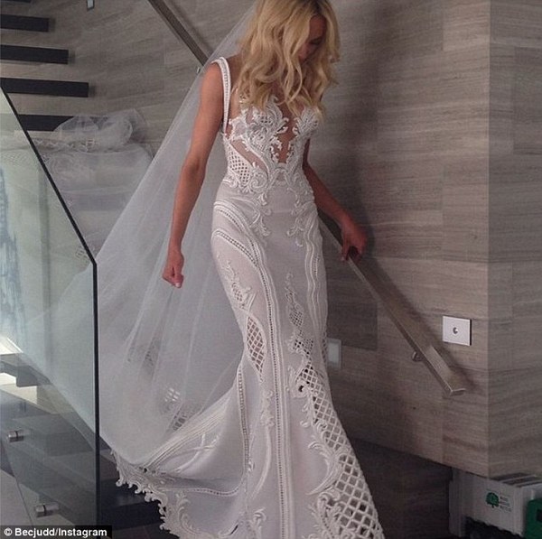 Jasmine's Bridal Replica Makers - big no no!