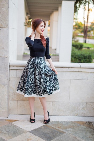 What top with this skirt?