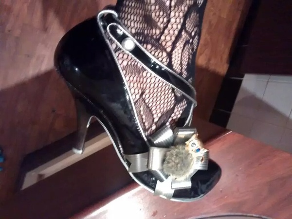 AIBU to show you these shoes? (Facebook selling shite)