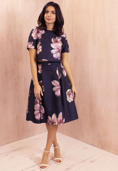 What top with this skirt?