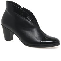 Shoe/Ankle boots for 'sturdy' legs (want to wear the opaque tights and skirt look)!