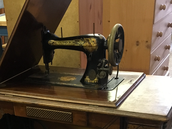 Calling Vintage Sewing Machine fans!