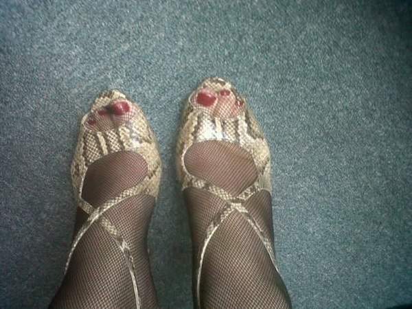To wear open toe shoes with tights?!