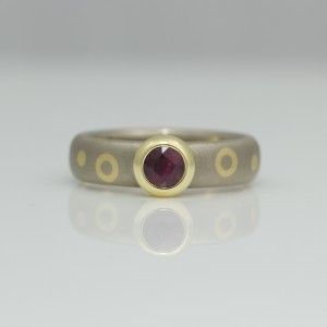 Does anyone have yellow gold rings any more?