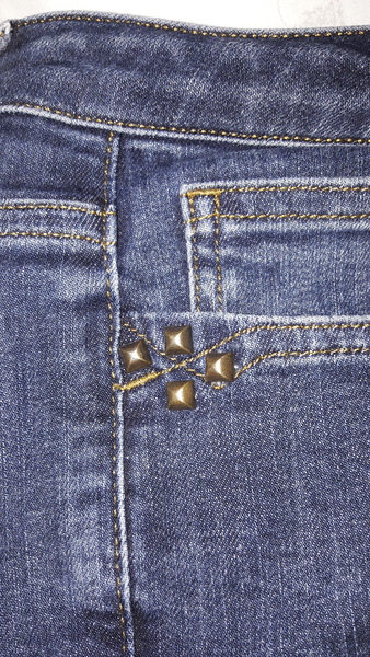 Can anyone identify these jeans please?