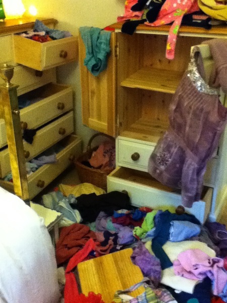 AIBU - daughter's messy room (with pics)