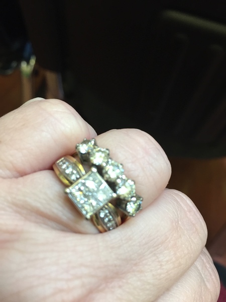 Does anyone have yellow gold rings any more?