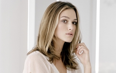 Can people with brown eyes look good with blonde hair or highlights