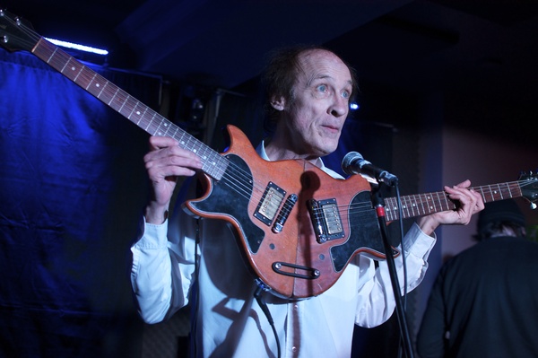 to think that a twin necked guitar is gimmicky and would make DS look like a twat?