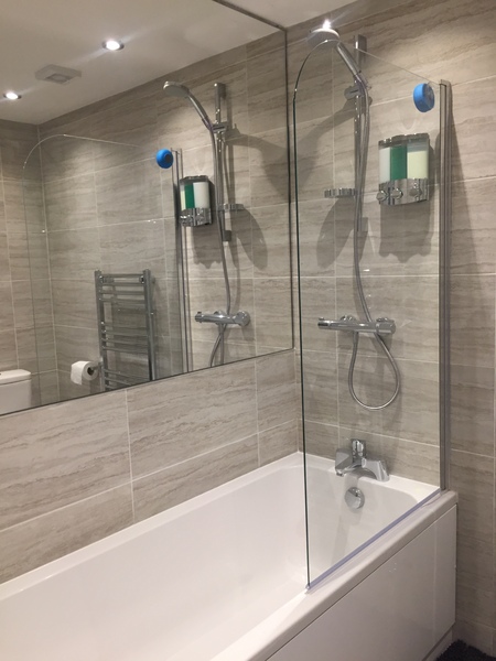 How to decorate a TINY bathroom