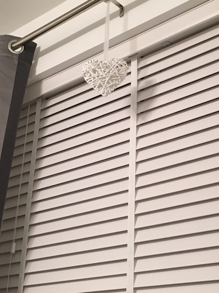White Venetian blinds with or without tape please???