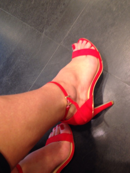 I can't find the perfect black heeled sandals.??
