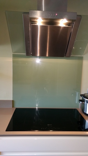 Upstand all the way around including behind hob? Splashback on upstand ?