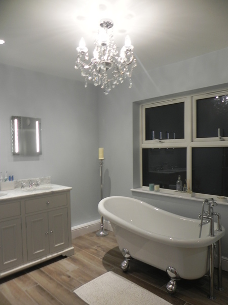 Traditional bathroom vanity cabinet