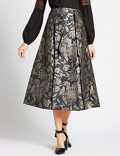 Can anyone help me style this full skirt please?