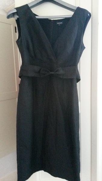 Can I wear a black linen dress to the tennis?