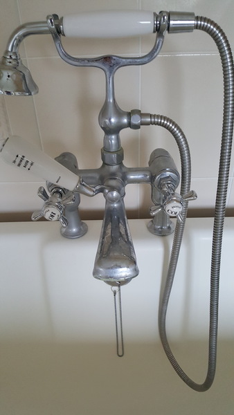 Leaky bath mixer