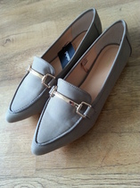 the elusive flat shoe...