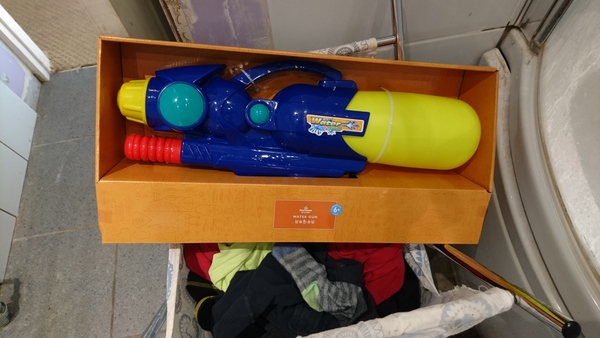 Decluttering with a VERY reluctant 4 year old...