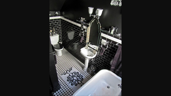 Does anyone have a dark dramatic bathroom?