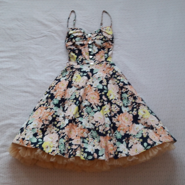 Any 50's / rockabilly / vintage clothing fans around?... I need your style help!