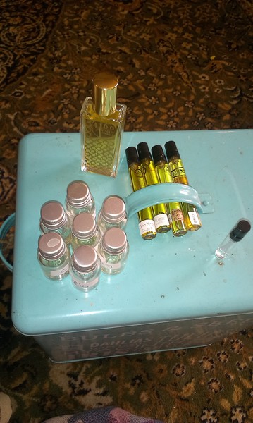 Pink mohicans and cats: Lovely, Friendly Perfume Thread 5