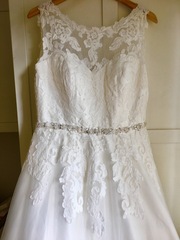 How much do wedding dresses roughly cost?