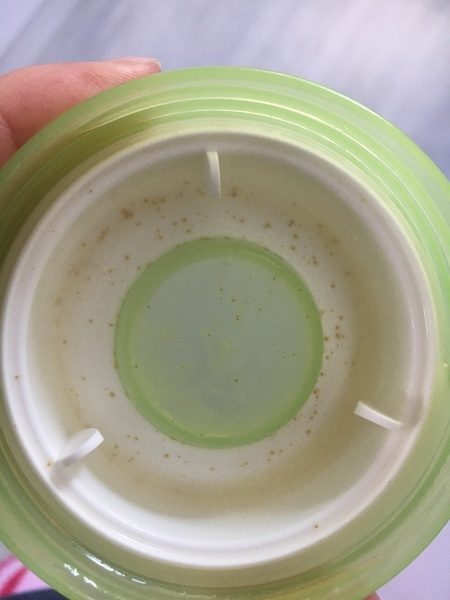 Help - Hipp Comfort Milk looks like it leaves a mould residue! Is this normal?!