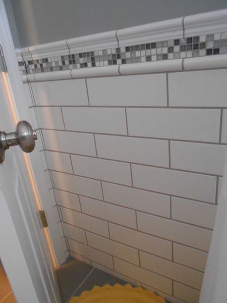 How can I make a coloured bathroom suite look good?