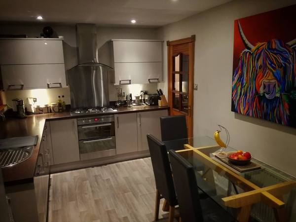 Is white gloss handleless kitchen naff?