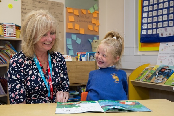 Volunteer to help children learn to read