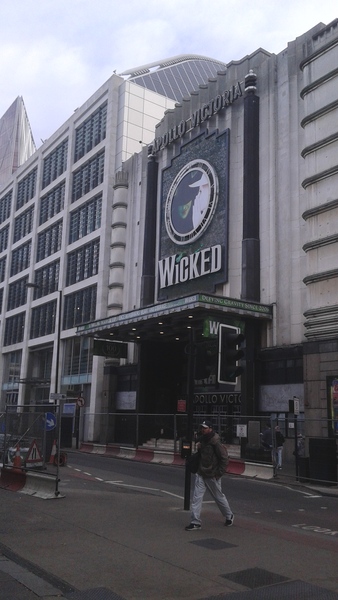 Swagger Inn 151: The One Where Wenches Are Blindfolded And Don’t Use Their Hands ..... Practising Bobbing For Apples Of Course <ahem>