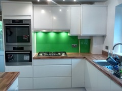 if you have white gloss kitchen units what colour worktop, floor and walls do you have?