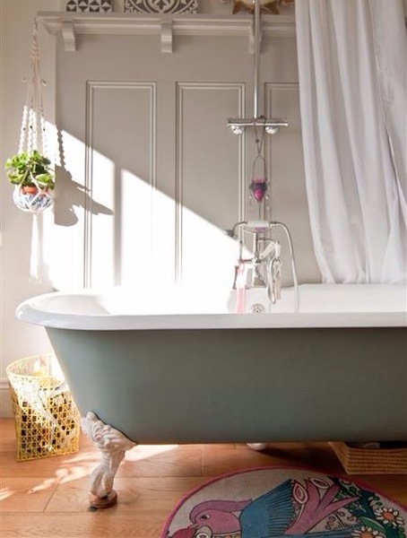 Is there a thing that looks like wood panelling you can have around a shower / bath?